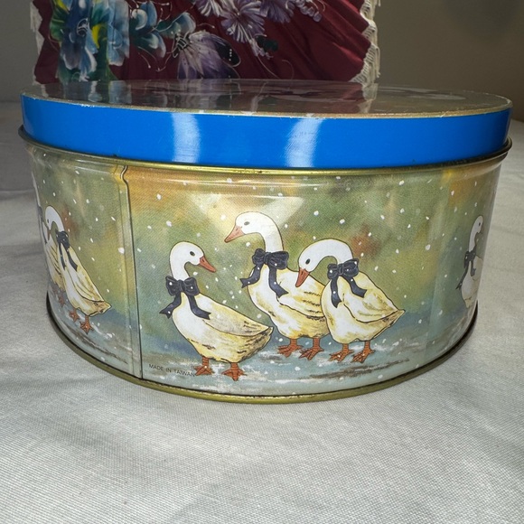 Iconic Vintage 1980s Winter Geese Collectable Round Tin | Cottagecore Farmhouse - Picture 11 of 12